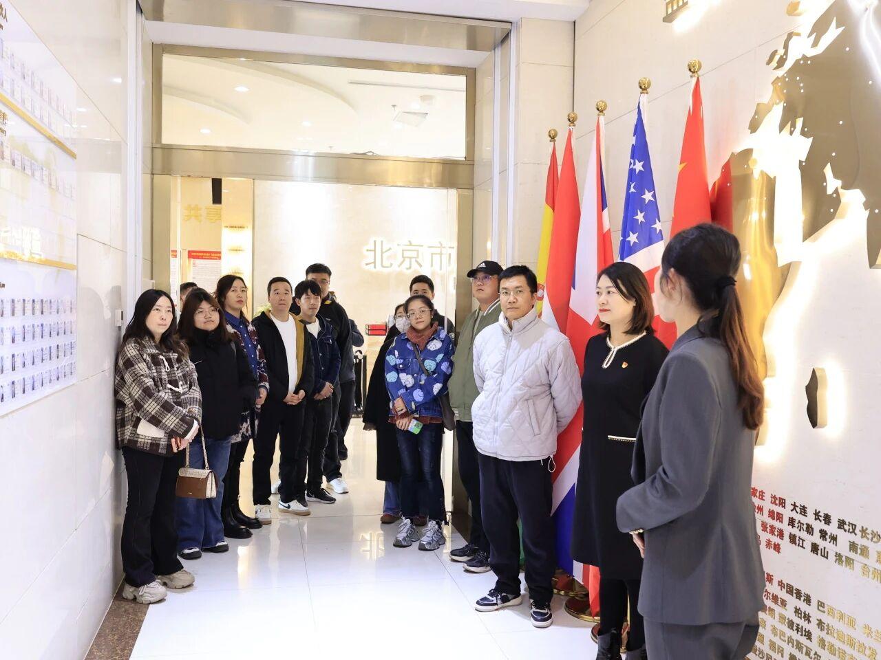 深化黨建交流 共促區域發展——海拉爾路街道各社區及“兩新”企業黨員代表蒞臨盈科呼和浩特參觀交流